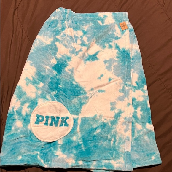 Pink Victotia secret towel - Picture 4 of 10